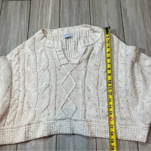Urban Outfitters Women’s Cable Knit Vleck Speckled Cropped Sweater S - Picture 2 of 4